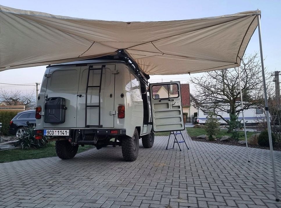 Vějířová markýza na offroad auto