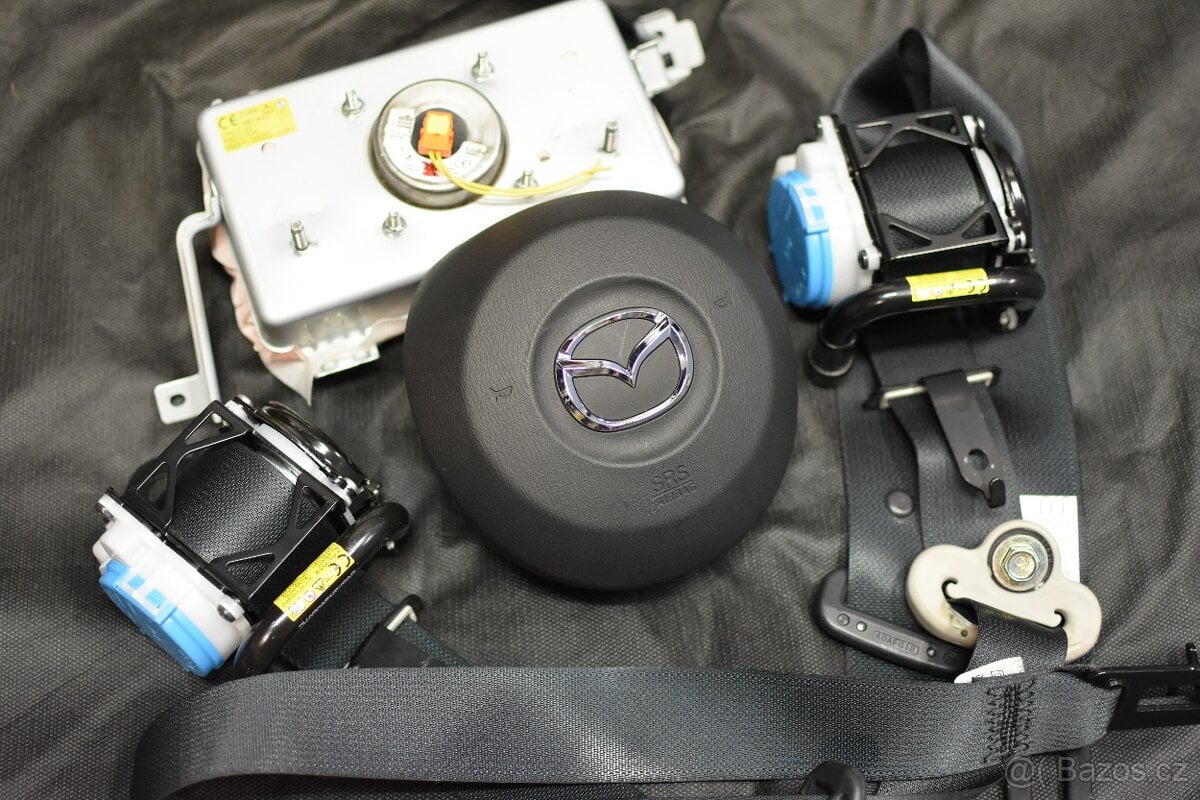 Mazda palubní deska bezpečnostní pás airbag
