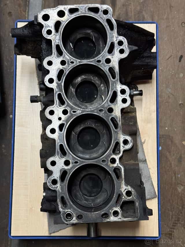 Spodek motoru / blok s klikou Nissan 2.5dCi YD25