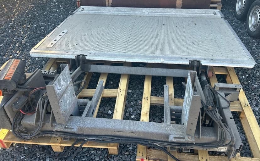 Prodám plošinu 12V Dhollandia na Iveco Daily