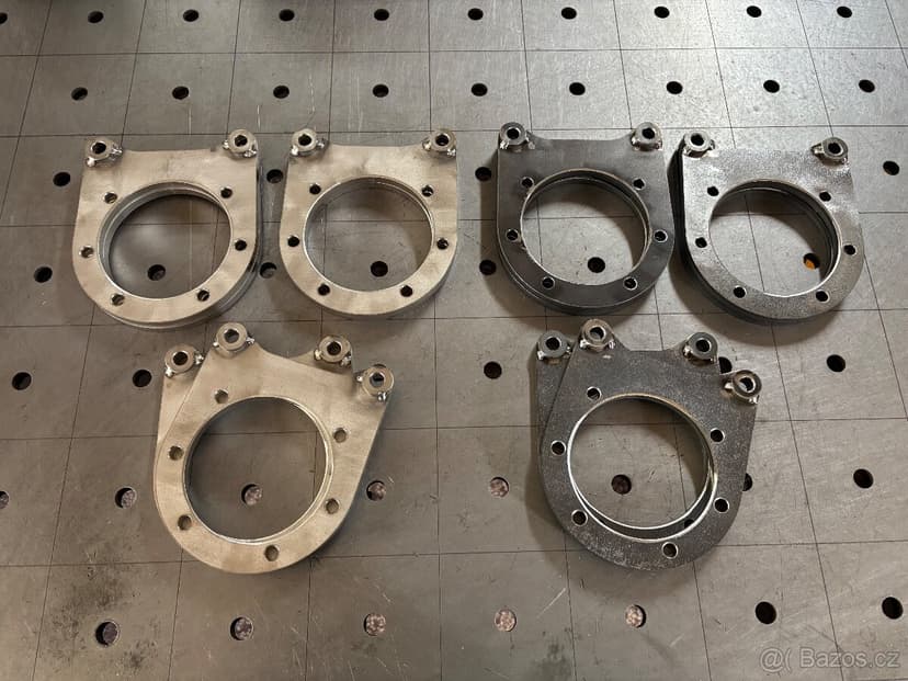 Príruba na 4-piestikové brzdy na nápravu Nissan Patrol