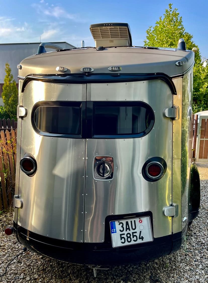 Prodám americký obytný přívěs Airstream BaseCamp