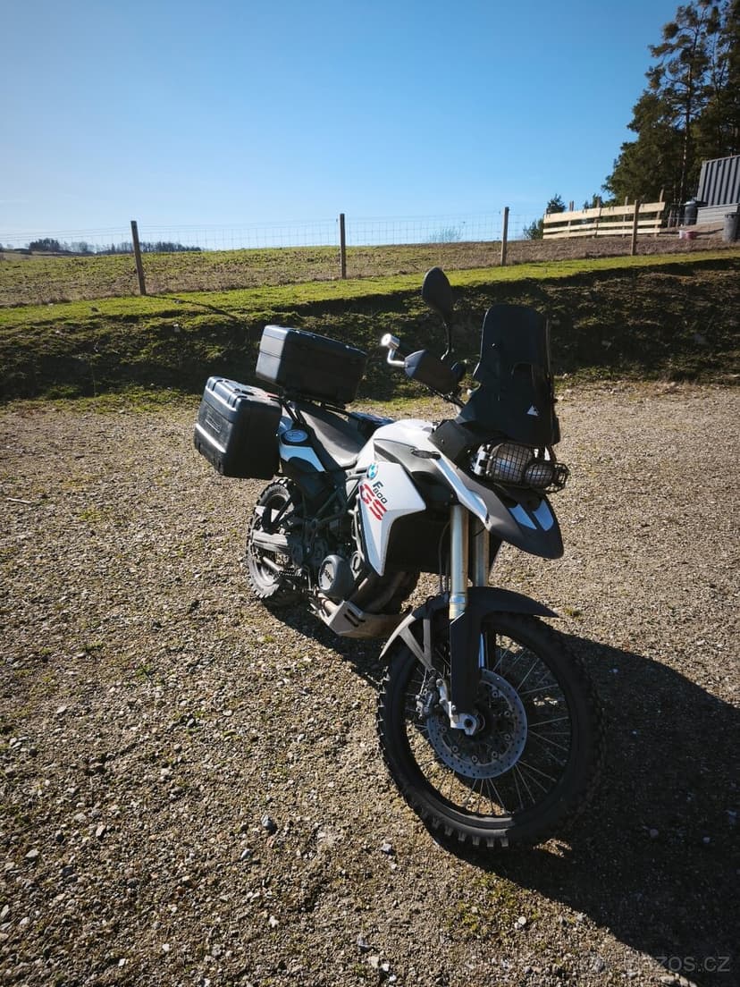 BMW F800 GS – cestovní enduro, spolehlivá, doplňky Touratech