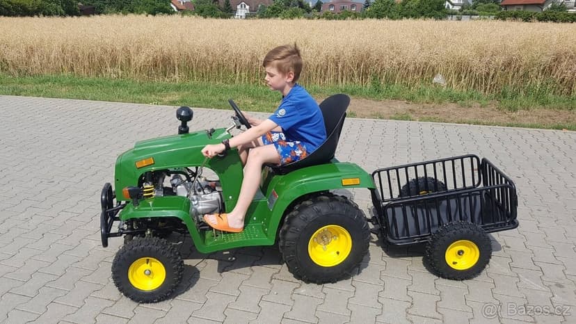 Dětský čtyřtaktní zahradní traktor s přívěsem 110ccm. zelený