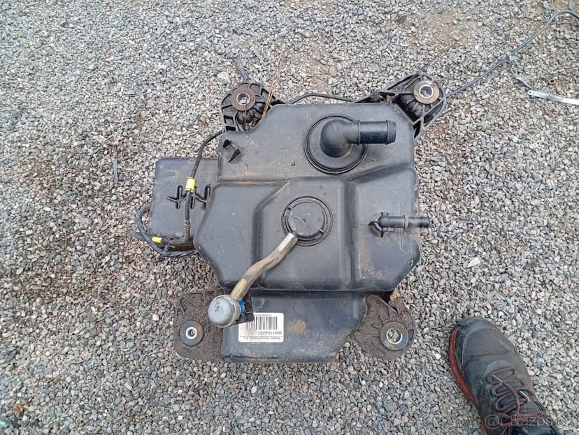 NISSAN NAVARA D23 2,3DCI RV 21 FILTR PEVNÝCH ČÁSTIC A ADBLUE