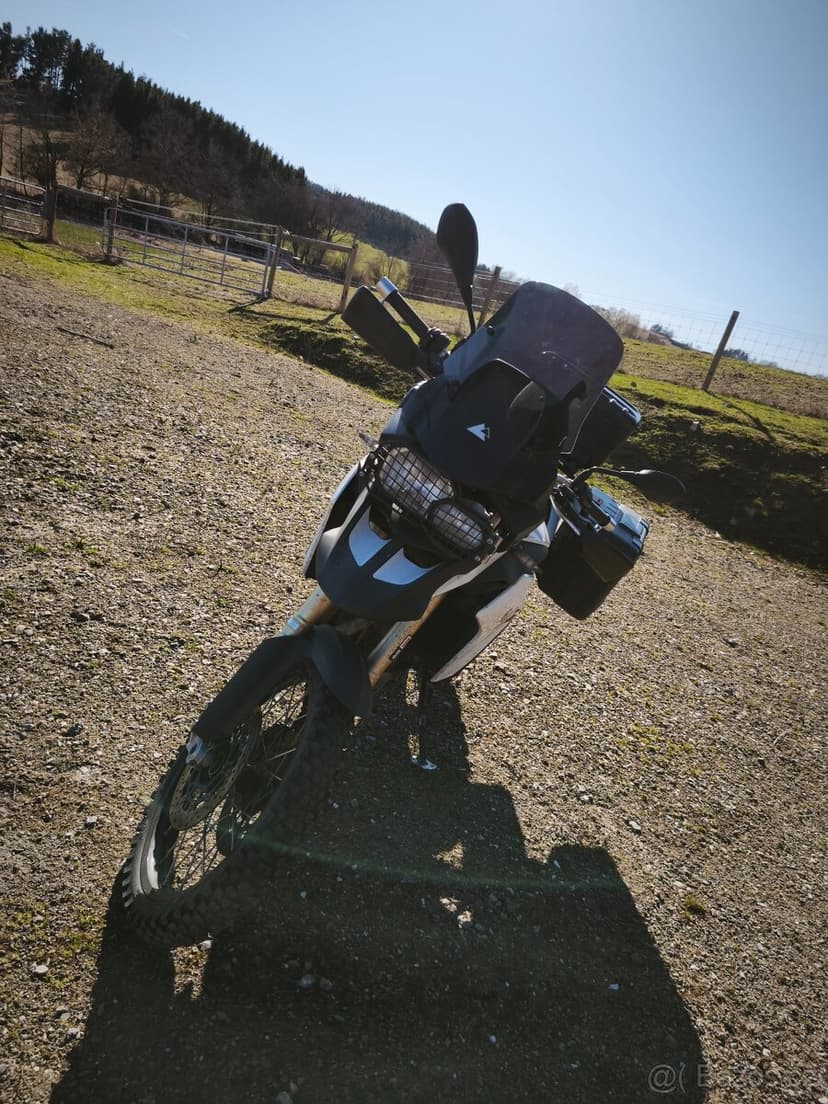 BMW F800 GS – cestovní enduro, spolehlivá, doplňky Touratech