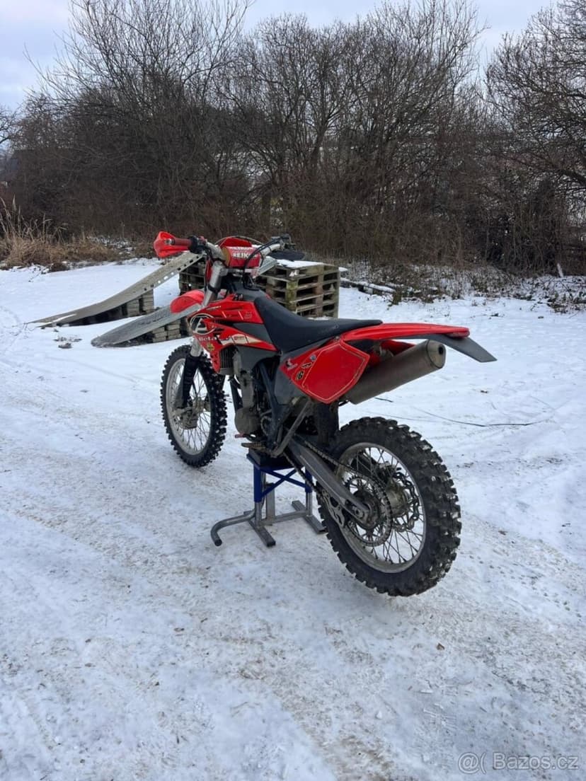 Beta 525 2007 bez SPZ , TP ano