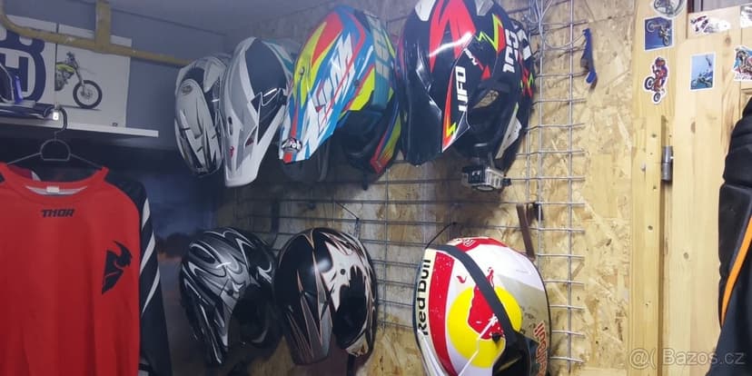 Inventura sklepa oblečení.