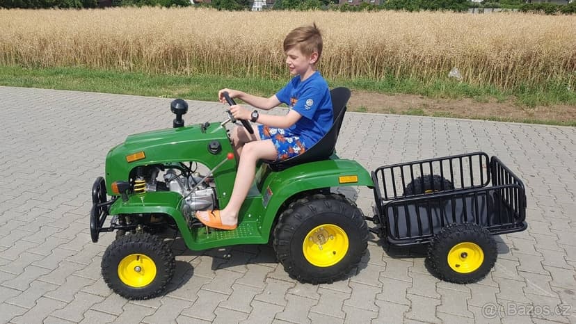 Dětský čtyřtaktní zahradní traktor s přívěsem 110ccm. zelený