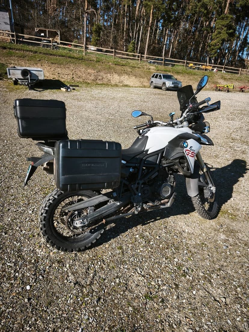 BMW F800 GS – cestovní enduro, spolehlivá, doplňky Touratech