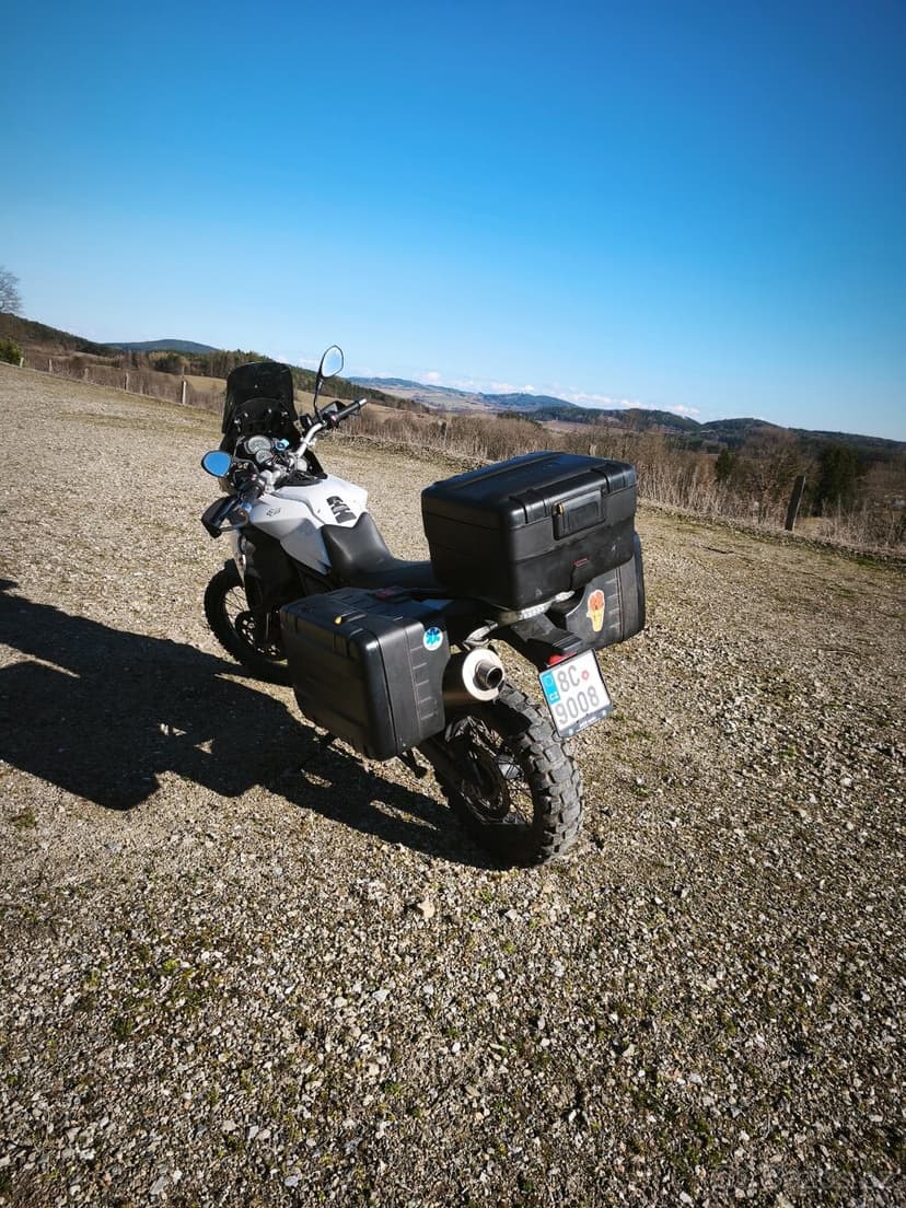 BMW F800 GS – cestovní enduro, spolehlivá, doplňky Touratech
