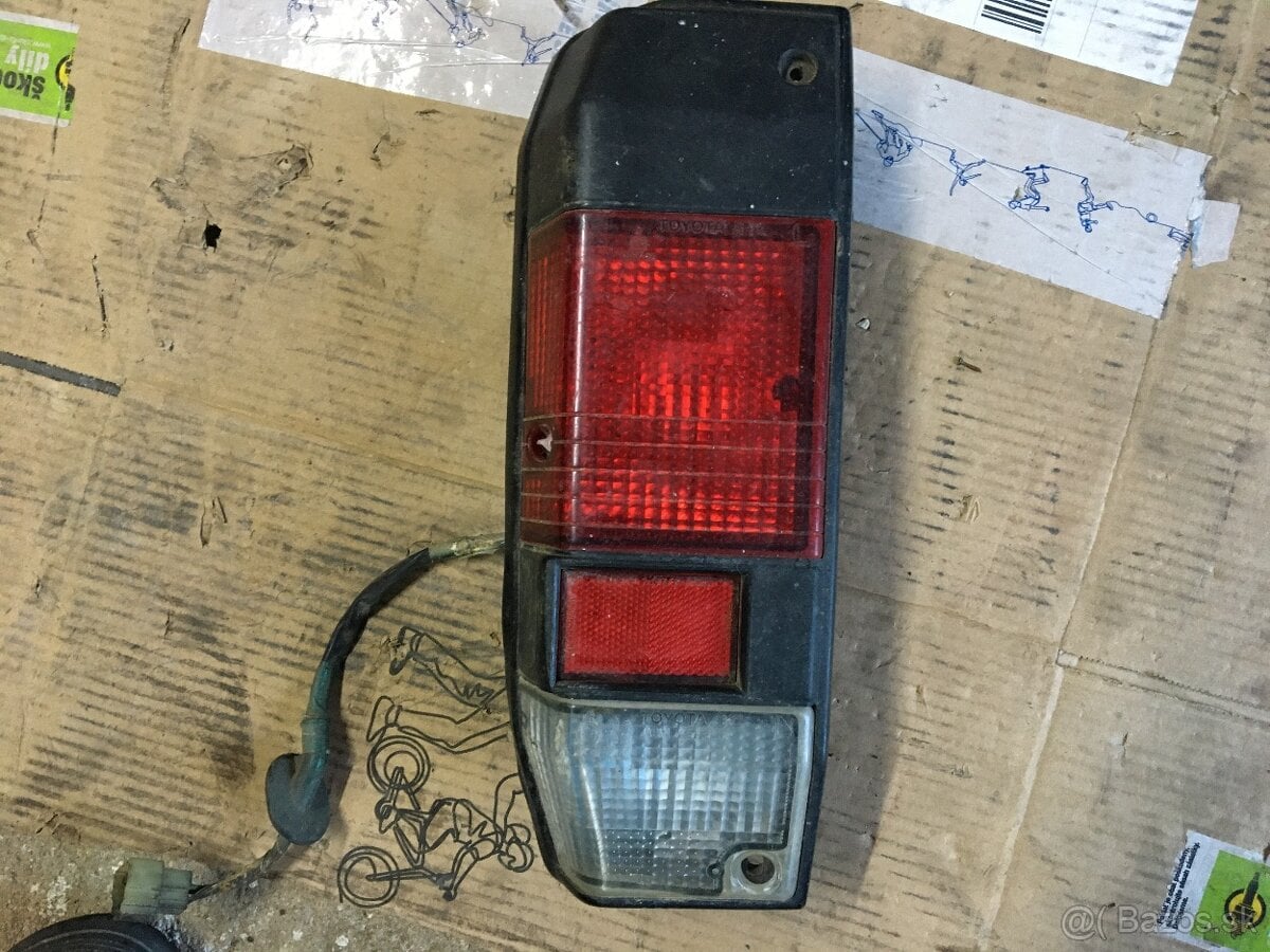 Zadné lavé svetlo na TOYOTA LAND CRUISER
