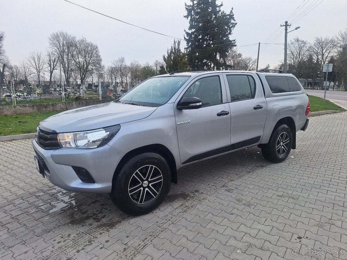 TOYOTA HILUX 2,4 DIESEL 4X4 ŤAŽNÉ 3200KG MOŽNÝ LEASING