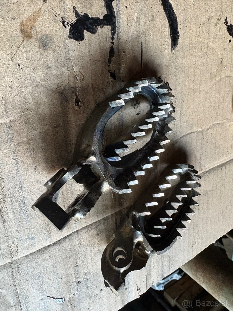 Titánové stupačky Ktm