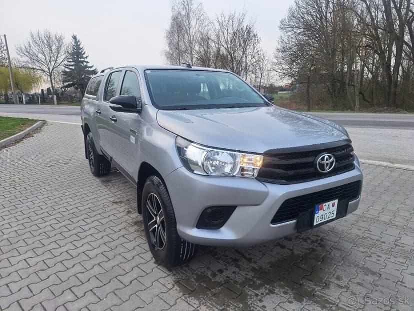 TOYOTA HILUX 2,4 DIESEL 4X4 ŤAŽNÉ 3200KG MOŽNÝ LEASING