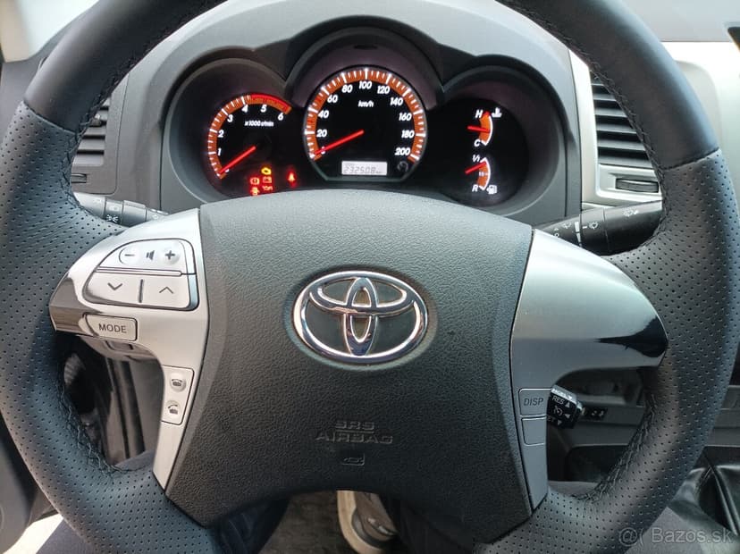 toyota Hilux 3.0 4x4 manuál