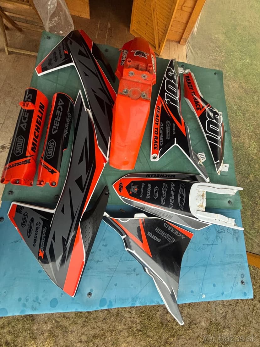 Predám tieto plasty z polepom ktm excf 250 2024 ako nové