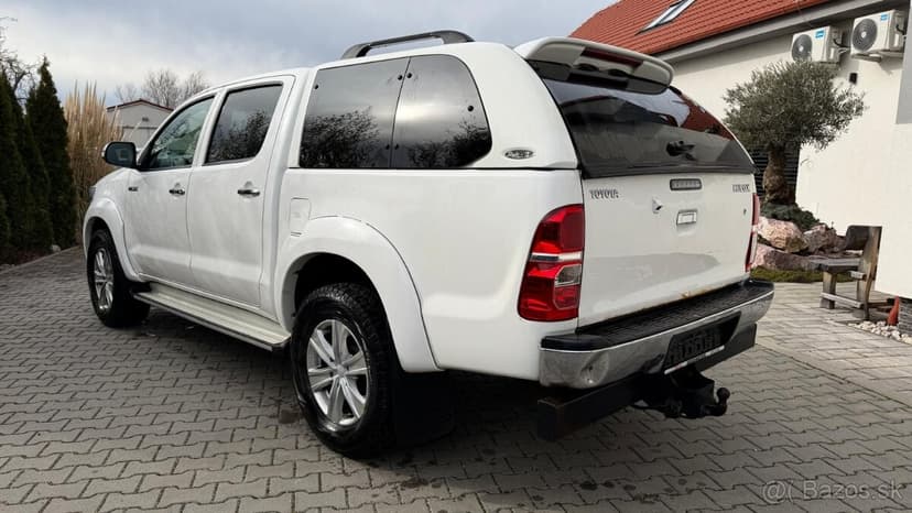 TOYOTA HILUX NA PREDAJ / AJ NA SPLATKY